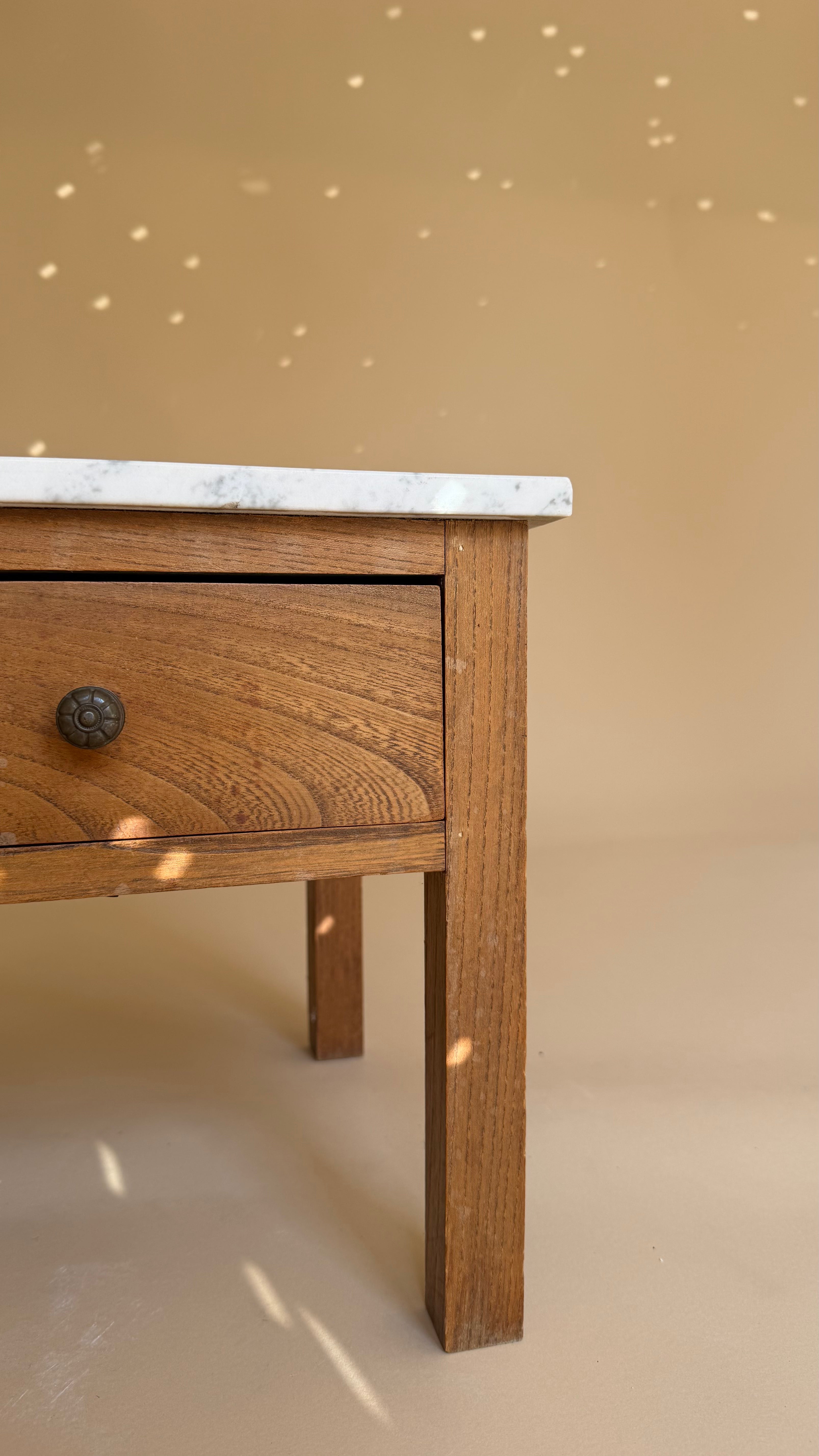 Vintage houten nachtkastje met marmeren blad