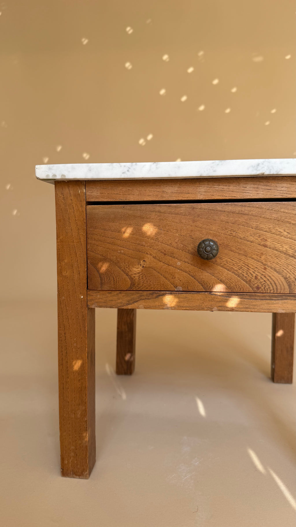 Vintage houten nachtkastje met marmeren blad