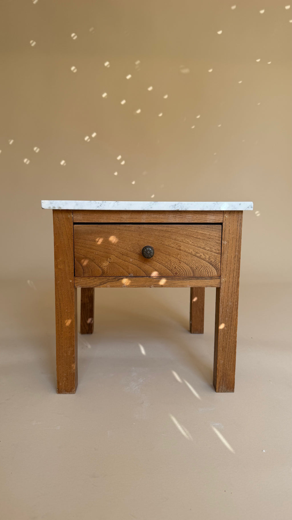 Vintage houten nachtkastje met marmeren blad