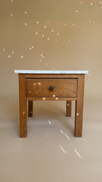 Vintage houten nachtkastje met marmeren blad
