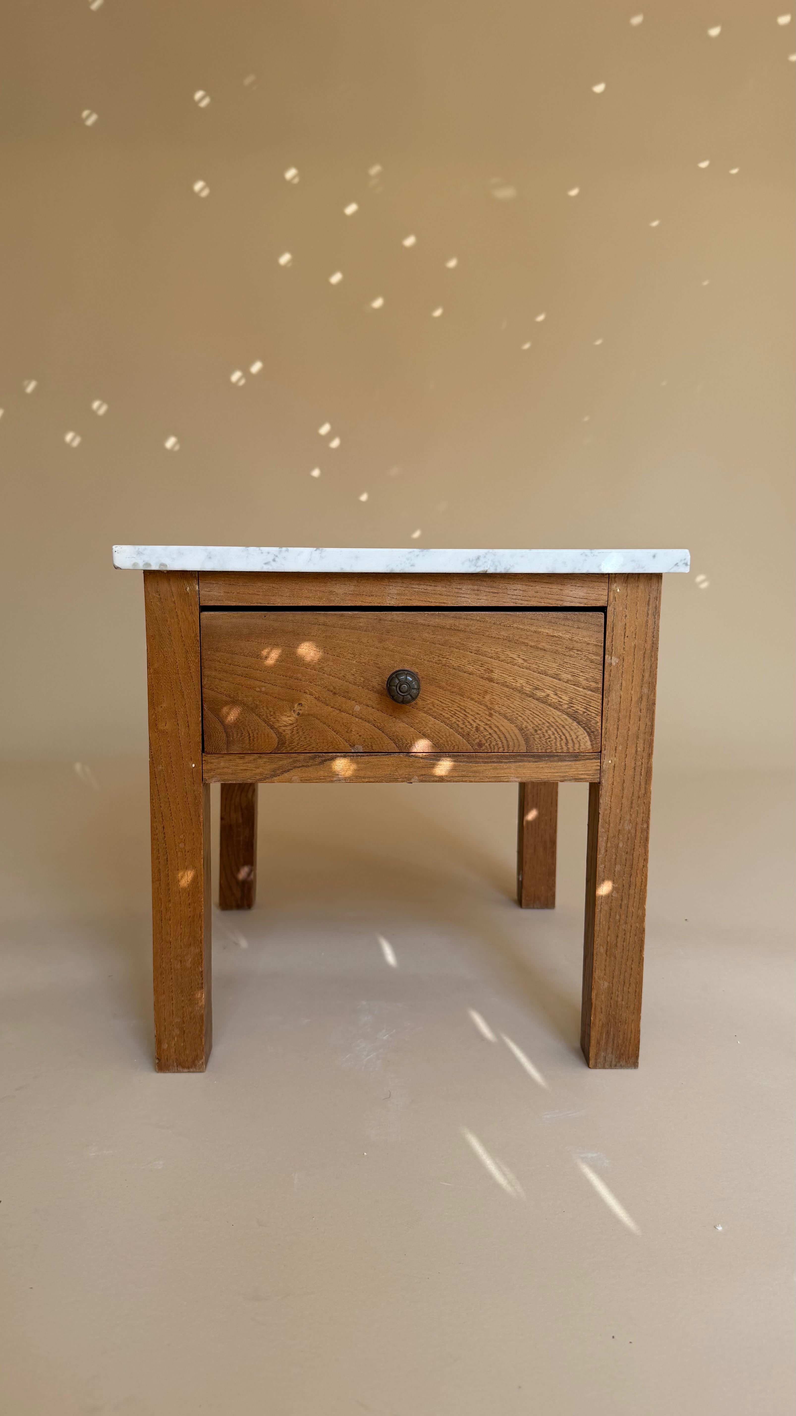 Vintage houten nachtkastje met marmeren blad