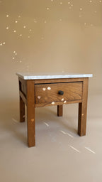 Vintage houten nachtkastje met wit-grijs marmeren blad