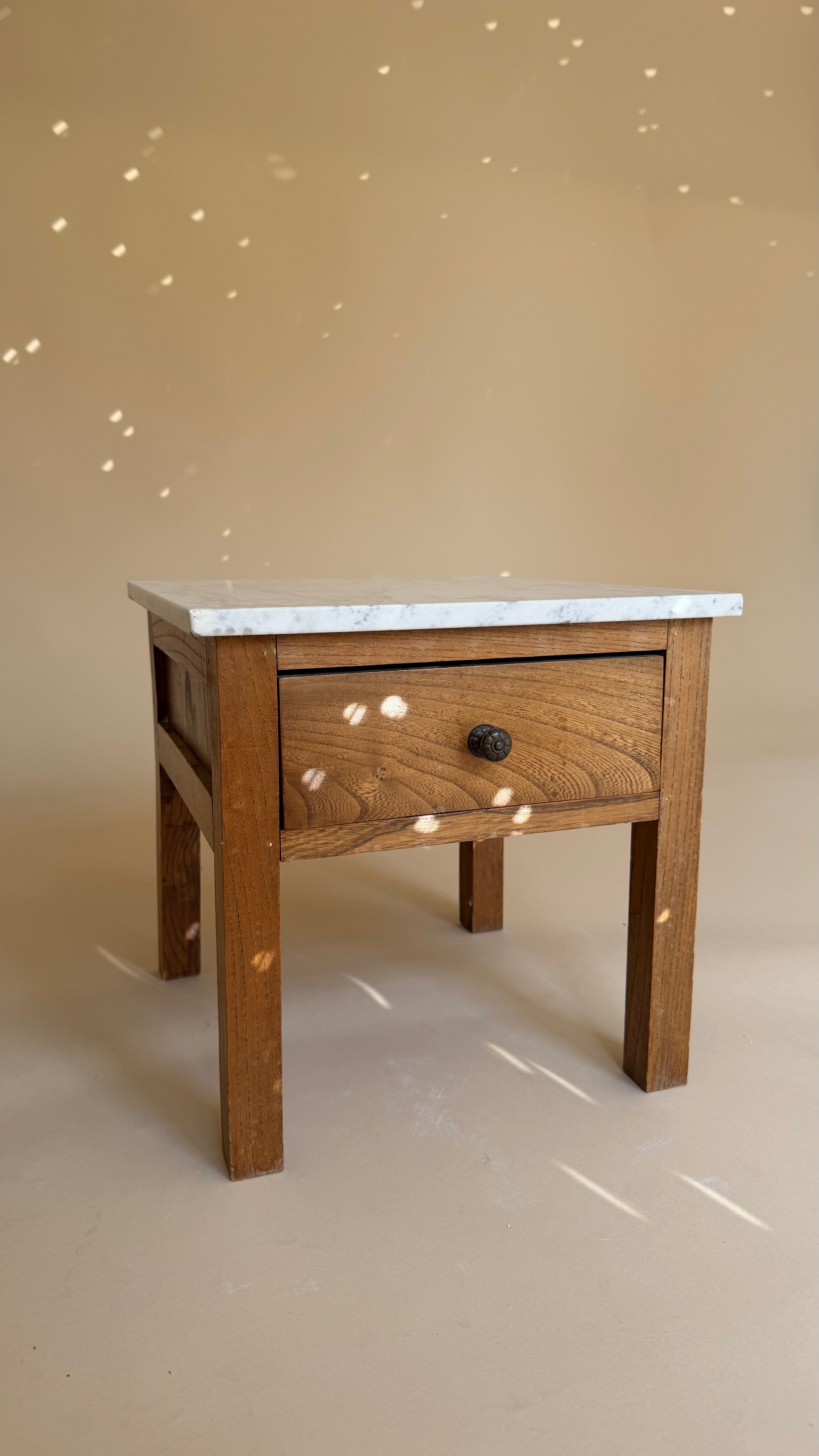 Vintage houten nachtkastje met wit-grijs marmeren blad