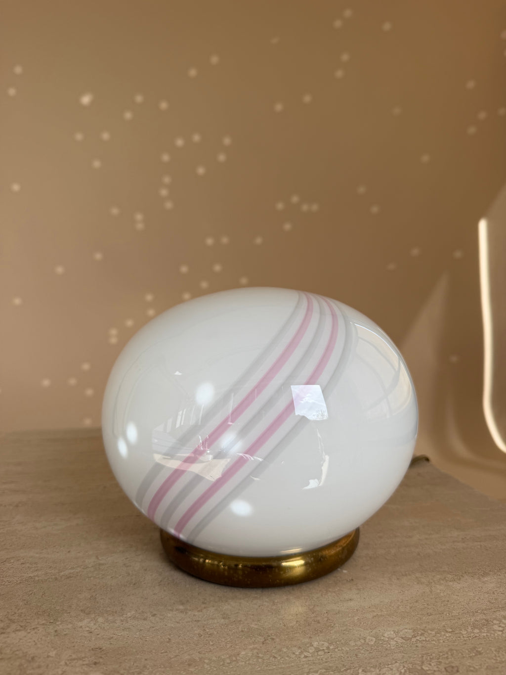 Vintage Italiaanse glazen tafellamp met roze swirl | 1970s/80s