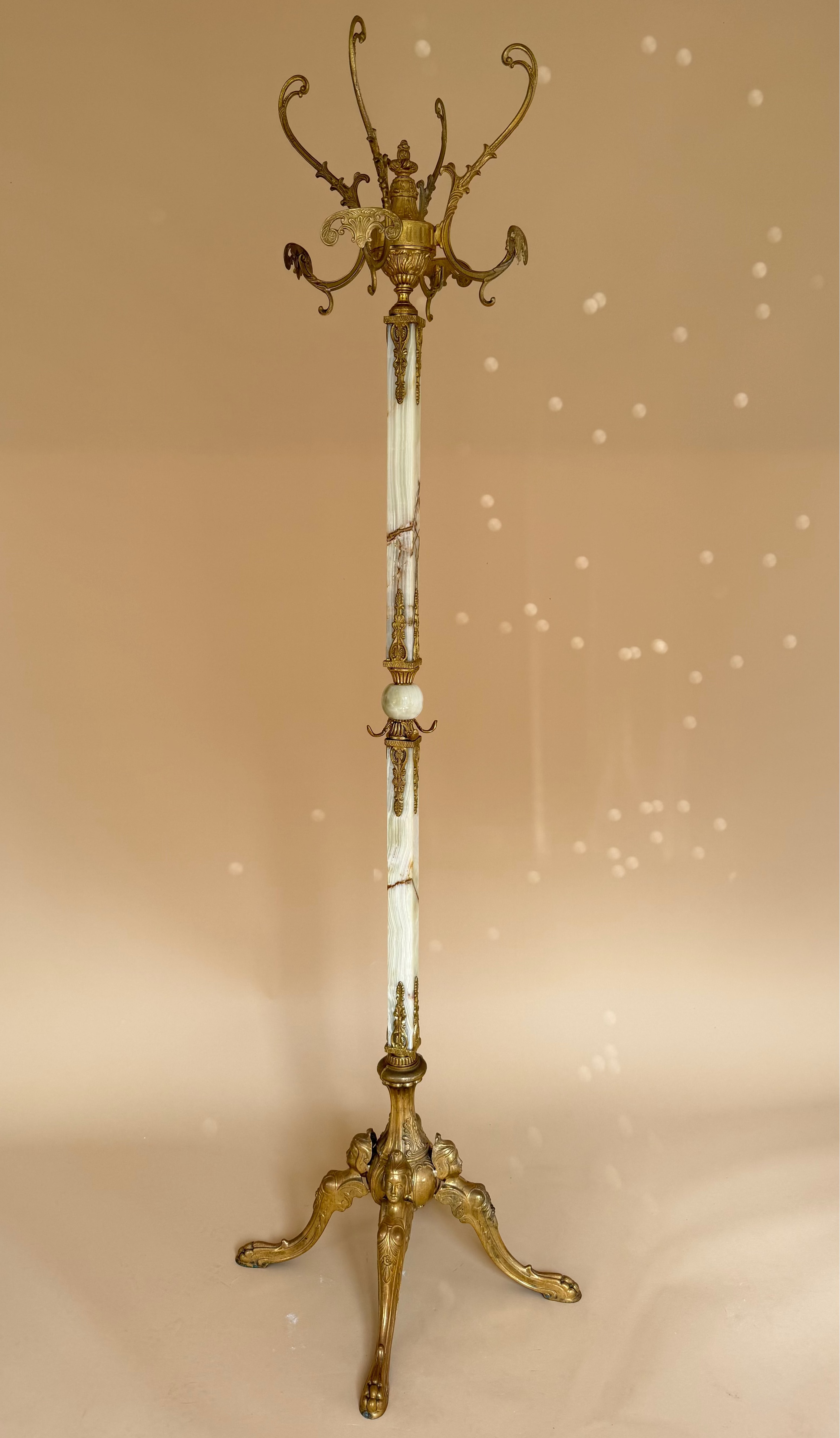 Vintage messing & onyx kapstok | Hollywood Regency