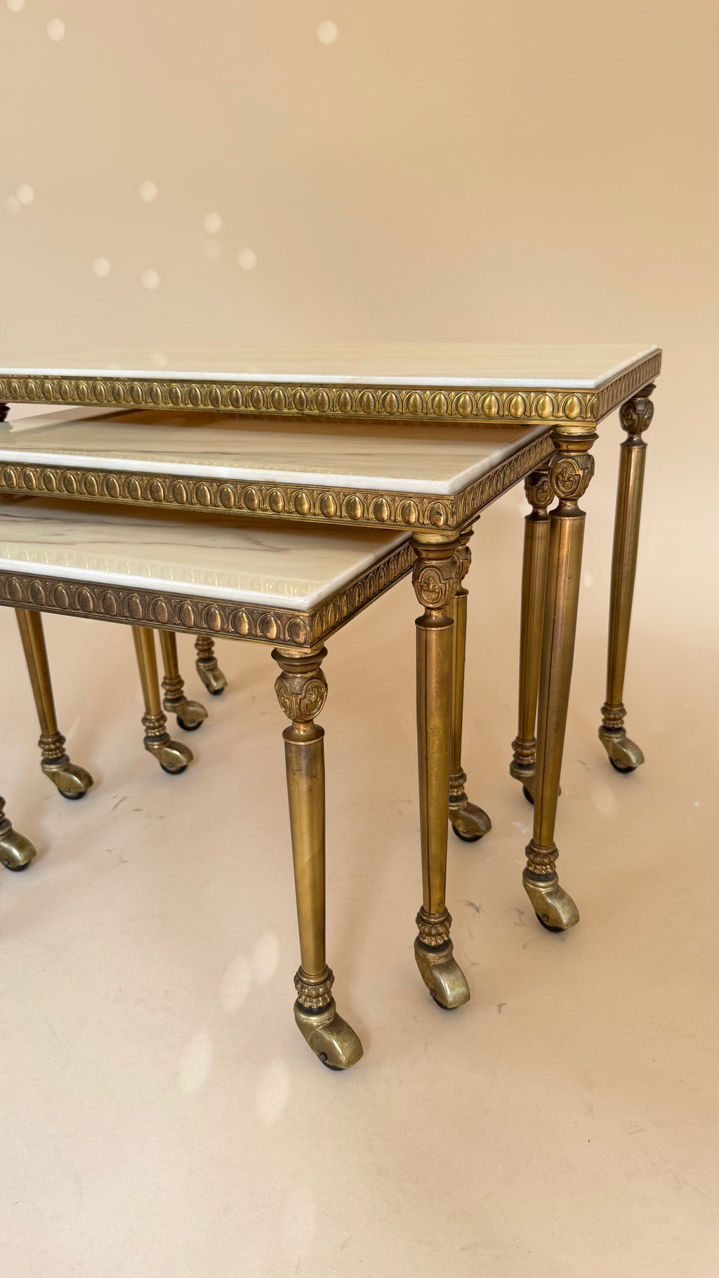 Vintage marmeren nesttafels | Hollywood Regency