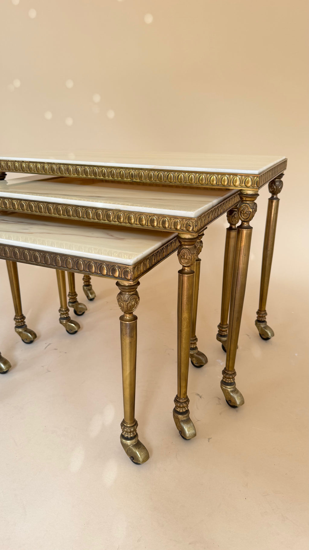 Vintage marmeren nesttafels | Hollywood Regency