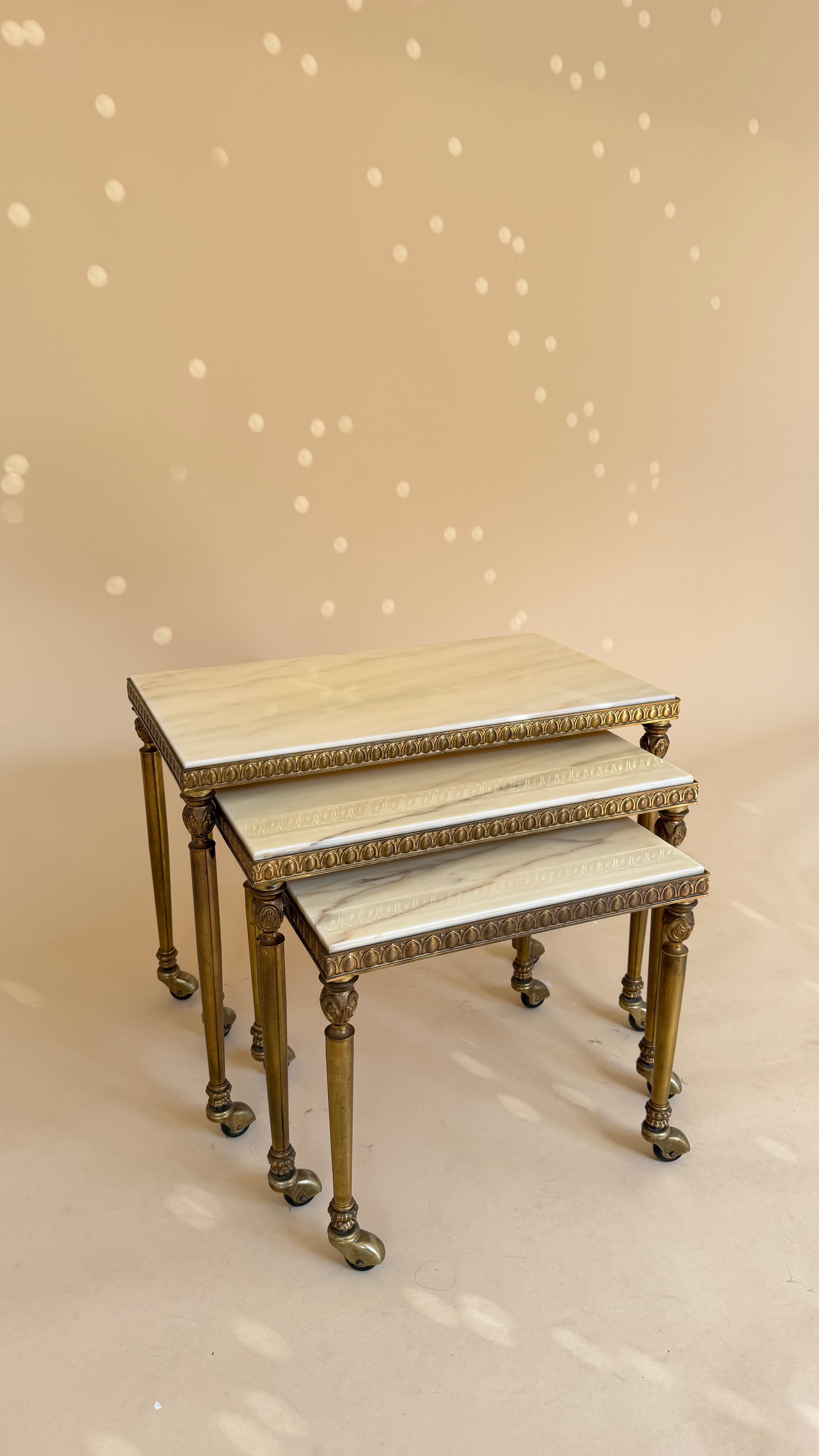 Vintage marmeren nesttafels | Hollywood Regency