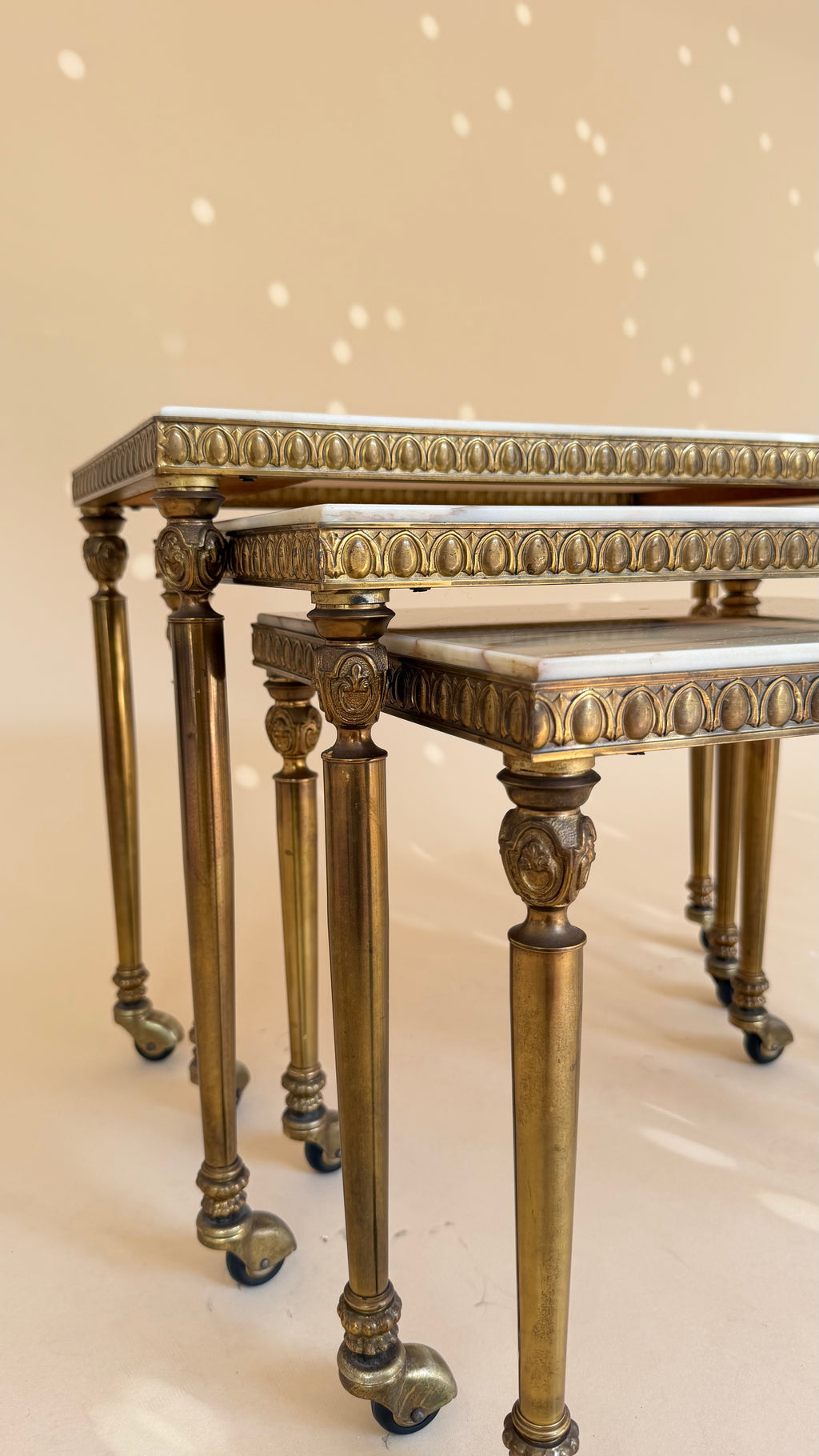 Vintage marmeren nesttafels | Hollywood Regency