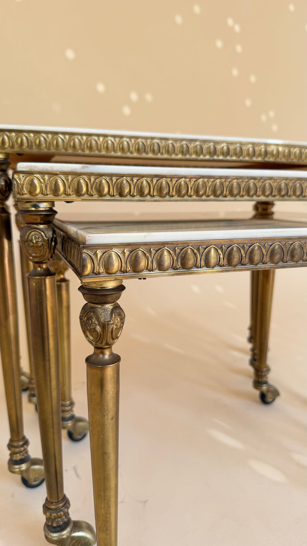 Vintage marmeren nesttafels | Hollywood Regency